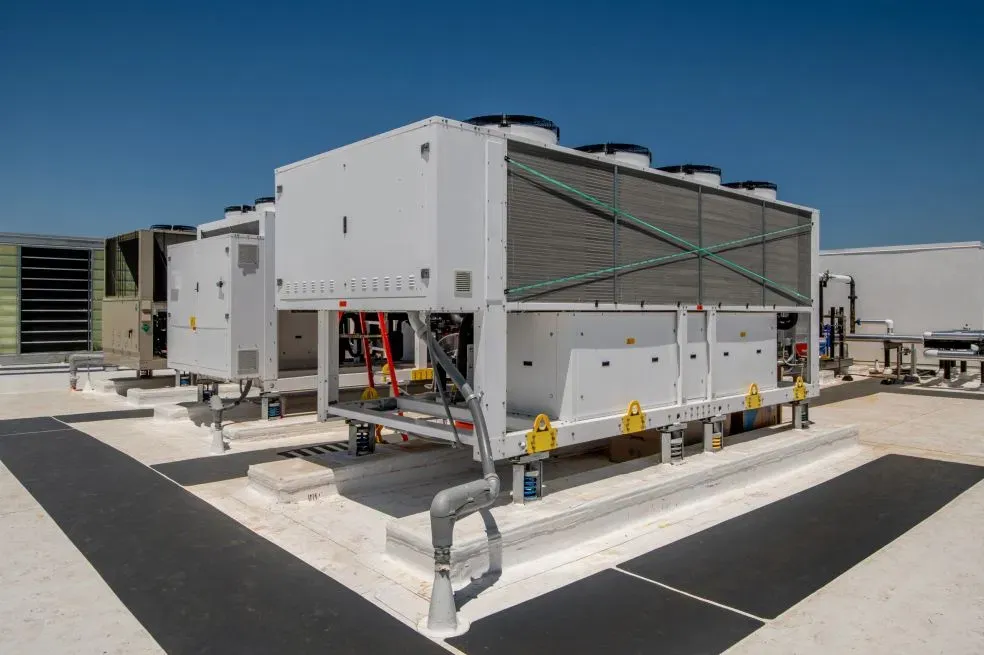 Equipo chiller instalado en una azotea técnica