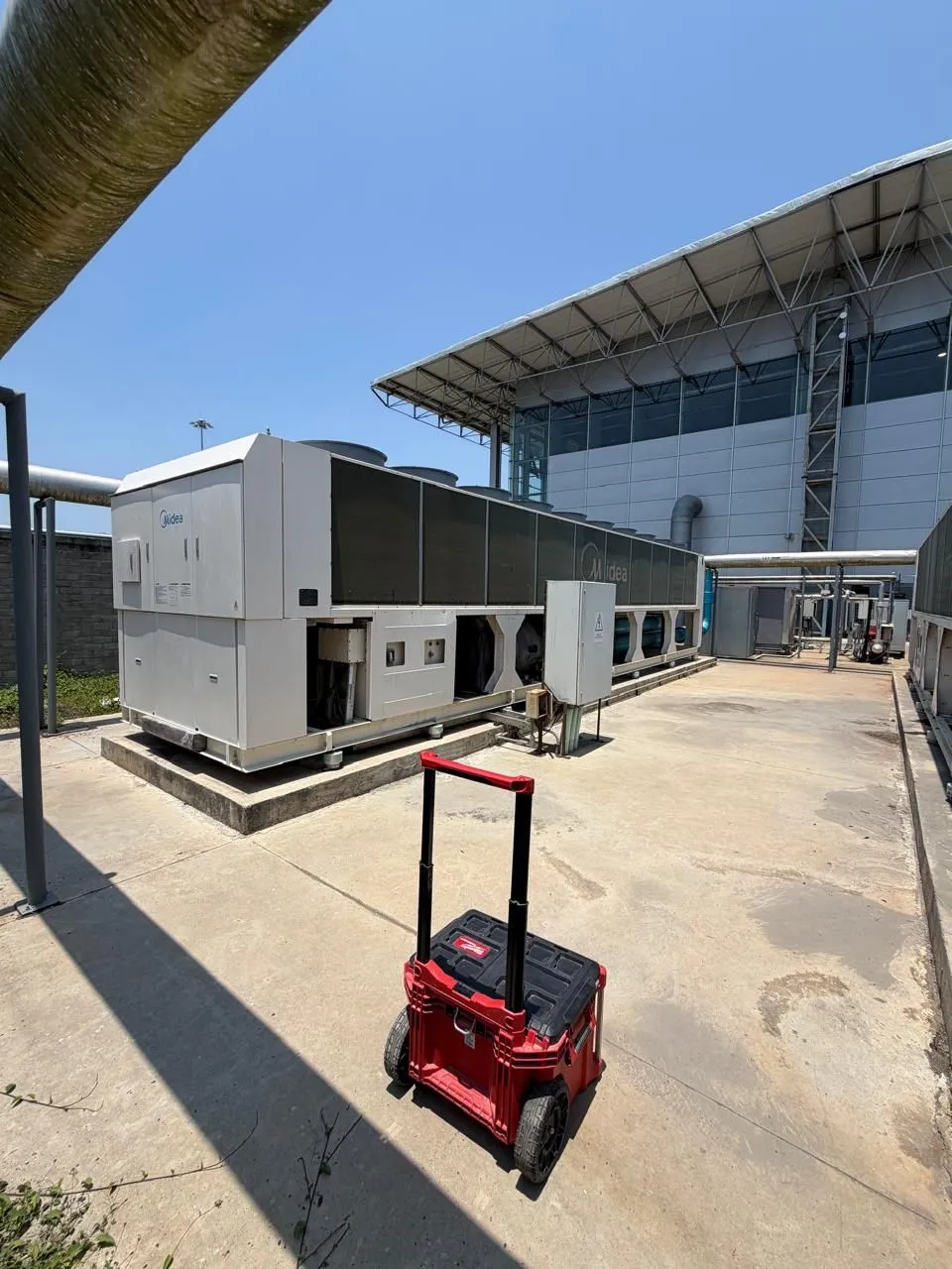 Equipos de climatización comercial instalados en una azotea