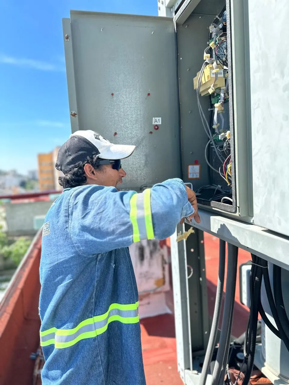 Técnico realizando un correctivo en un chiller Trane