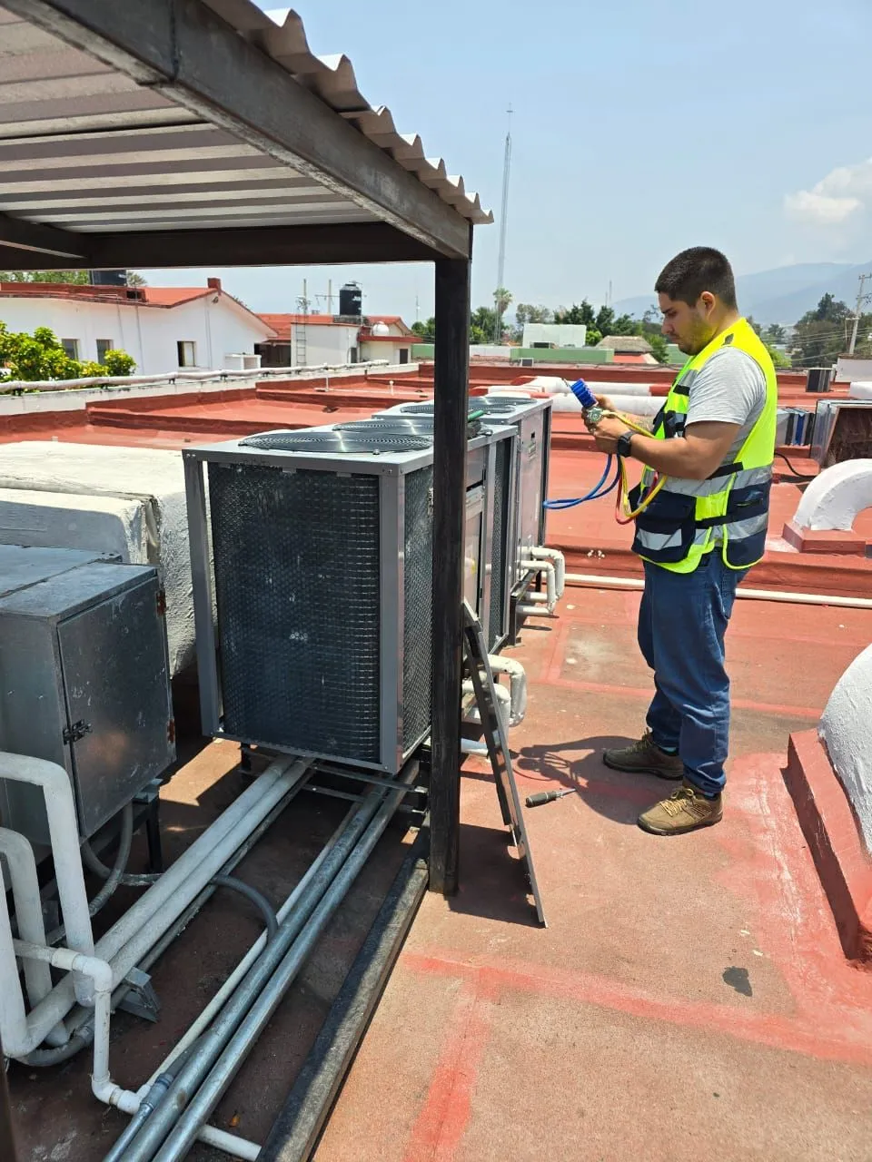 Técnico realizando un trabajo correctivo en un equipo HVAC