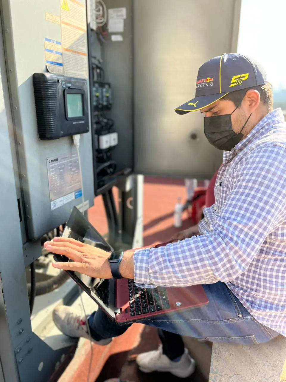 Diagnóstico técnico de equipo HVAC con computadora