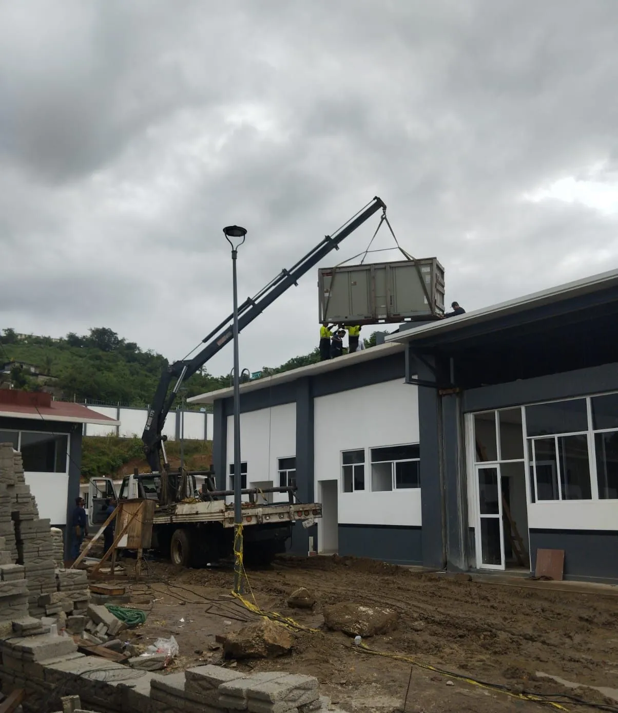 Equipo de climatización comercial instalado en una azotea