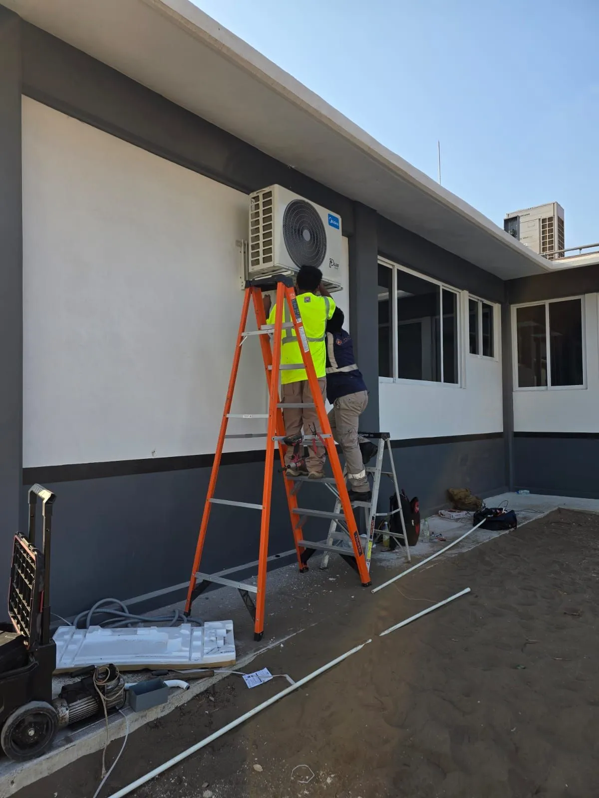 Técnicos instalando un equipo minisplit en un edificio