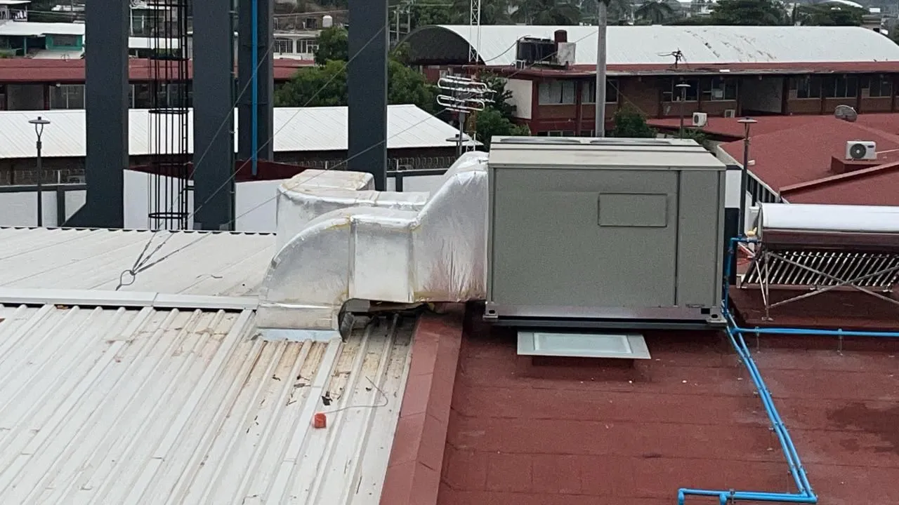 Unidad paquete instalada junto a ductería en una azotea