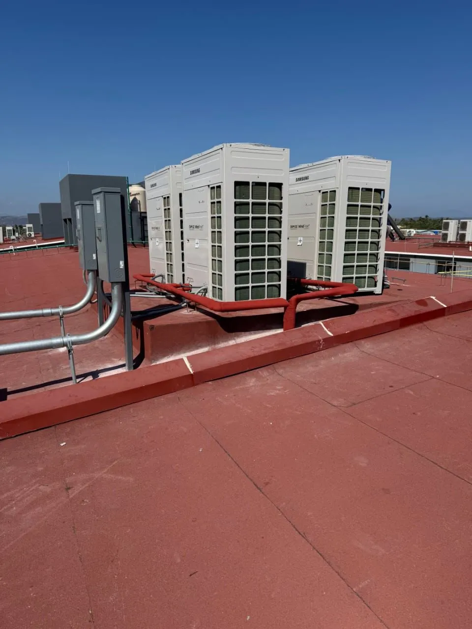 Unidades exteriores de un sistema VRF en una azotea