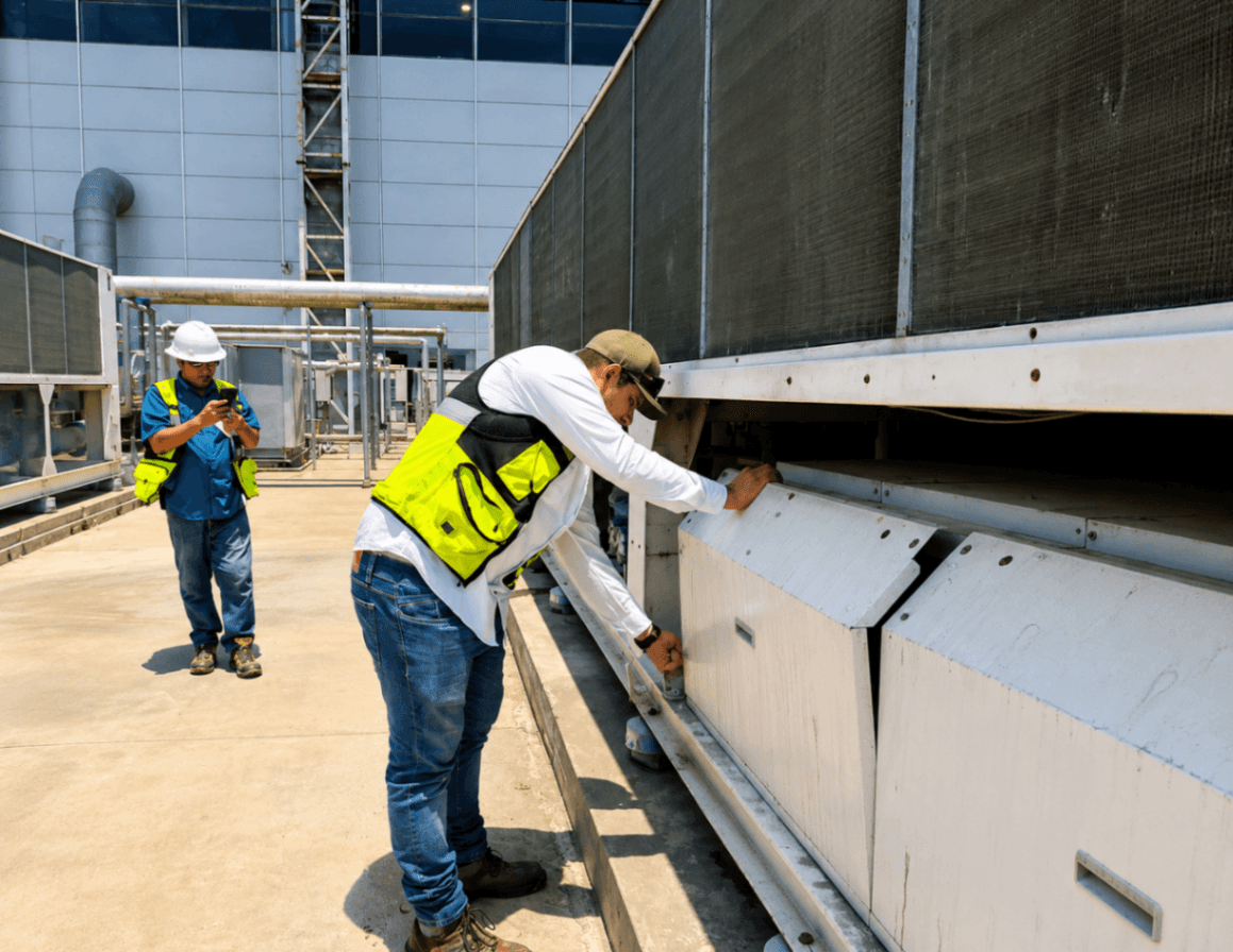 Técnico realizando mantenimiento en un equipo HVAC industrial