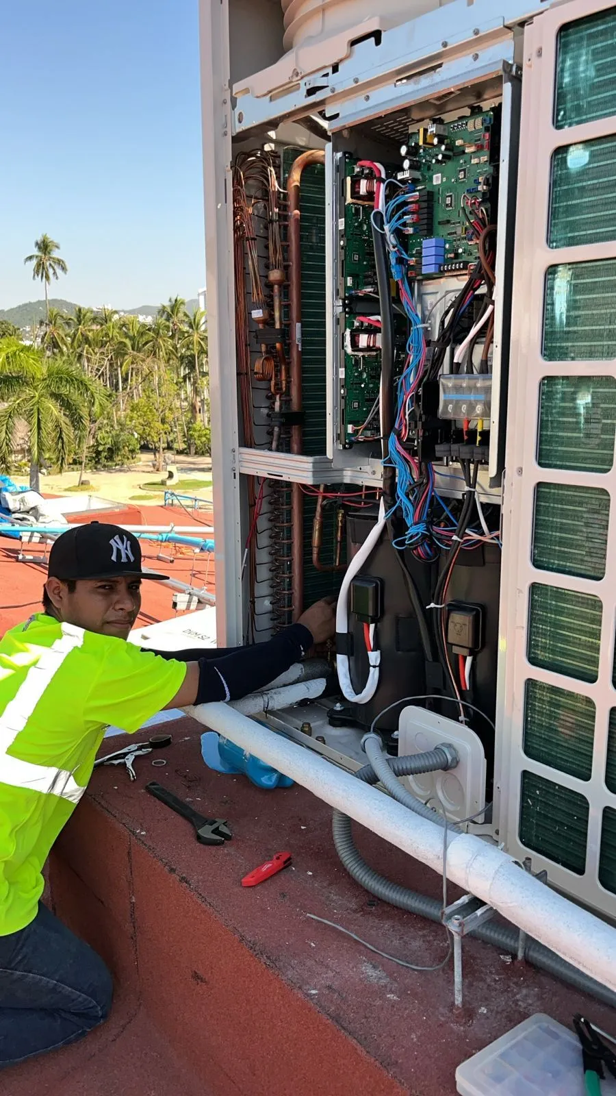 Técnico trabajando en el arranque de un sistema VRF